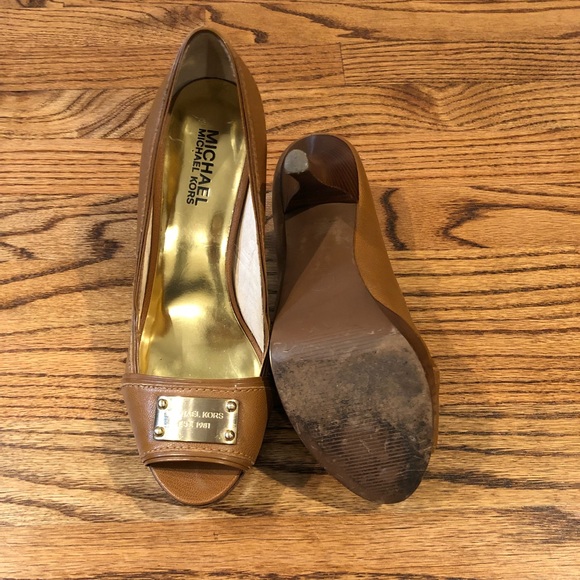 Michael Kors tan leather peep toe gold plate heels - Picture 5 of 5